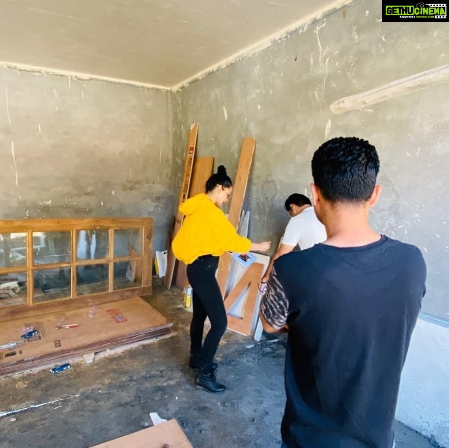 Kangana Ranaut Instagram - Kangana giving us 'bob the builder' vibes, when her sister, @rangoli_r_chandel asked for design ideas for her under-construction house. Here's are stills from her today’s visit to the site — creative juices flowing. 🤔👷♀️