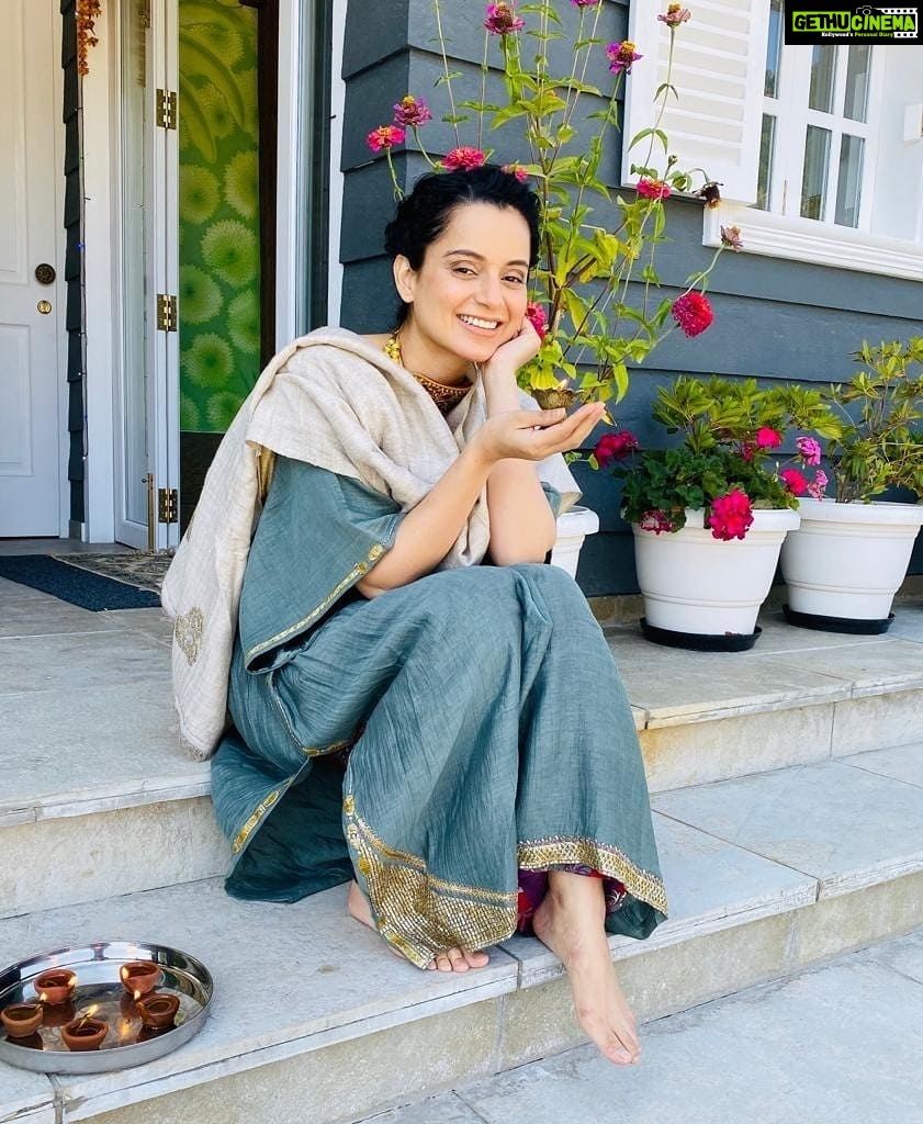 Kangana Ranaut Instagram - #TeamKanganaRanaut wishes you a very happy and prosperous Diwali. We urge you to not make it a festival of sound and chaos. But, a festival of lights and happiness. 🤗🎇🕯️