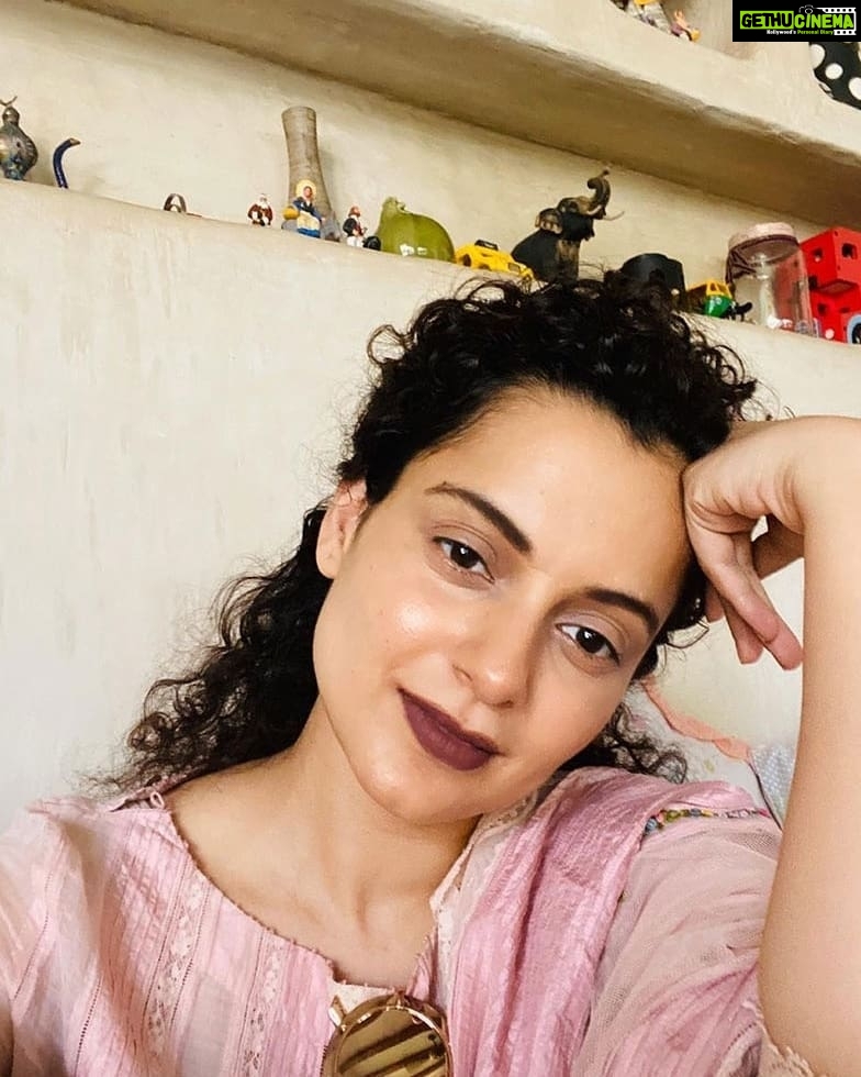 Kangana Ranaut Instagram - No filter needed! Kangana snapping selfies between meetings and appointments and we are in 😍