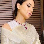 Kangana Ranaut Instagram - Retro maharani regal realness 👑 All set to attend a friend's wedding tonight in a woven sari, diamondd and Rubi necklace, and a retro winged liner to finish the look off.