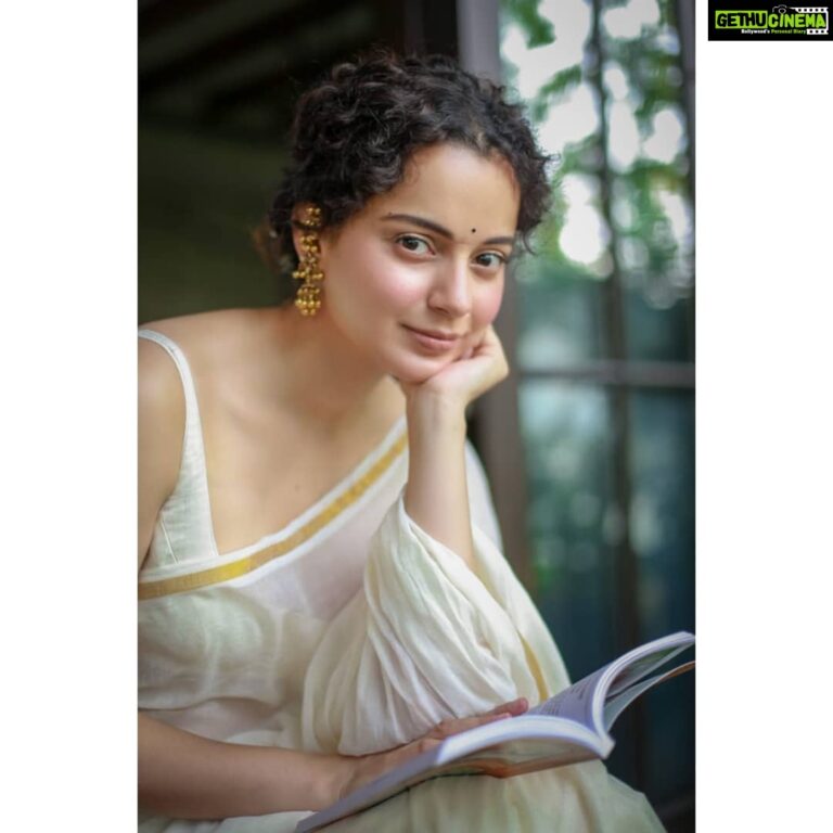 Kangana Ranaut Instagram - A lighter-than-air malmal sari with minimal gold boders is a perfect base for a neo-Indian look. Paired flawlessly with a Lady dior bag and statement sunnies. One needs to note here that #Kangana is truly the pioneer of the sari-can-be-worn-anywhere movement, and this look is yet another example of that. 💃 . . . *Courtesy* Photo: @_sanu313_ . . *Wardrobe* Sari - @suta_bombay Jewelery: Antique Gold Earrings Shoes - @fizzygoblet Bag - @dior