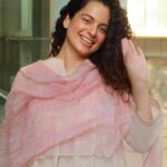 Kangana Ranaut Instagram - A breezy day calls for breezy moves! 💃 #KanganaRanaut looking fresh as a lily, spotted entering the Bharatnatyam class. #Thalaivi #Jayalalitha #Bharatyam