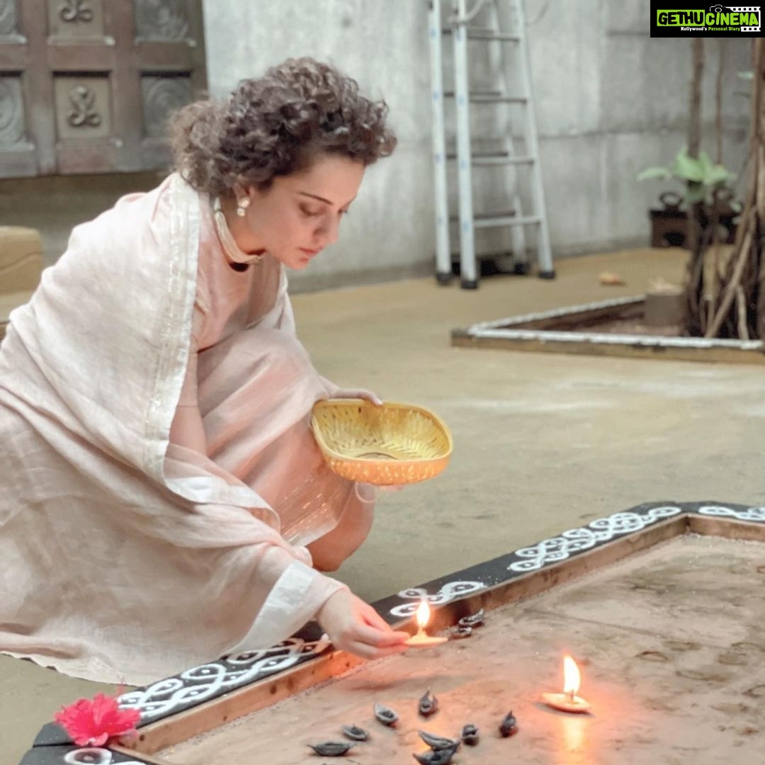 Kangana Ranaut Instagram - Feels amazing to be in the aashram @isha.foundation … Bhairavi darshan and meditation at the temples dazzled me 🥰🙏
