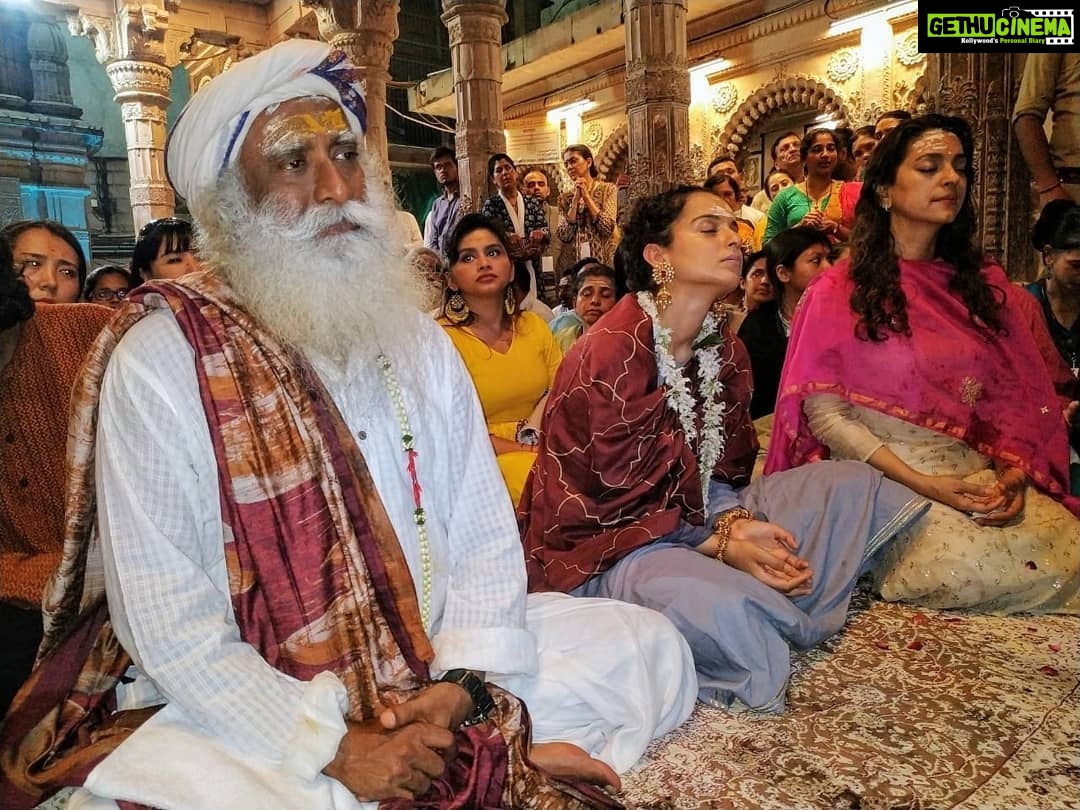 Kangana Ranaut Instagram - The power of meditation: Kangana with Sadhguru ji and Juhi ji at Kashi Vishwanath in Varanasi.