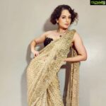 Kangana Ranaut Instagram - Chief Guest #KanganaRanaut has arrived!! 👸 Looking gorgeous AF in her @taruntahiliani saree at the #MillenniumBrillianceAwards 2019 in Thailand. 😍 . . ⭐ Credits ⭐ Outfit: @taruntahiliani Necklace: @latique.in Stylist: @shnoy09, @stylebyami Makeup: @chettiaralbert Hair: @hairbyhaseena Bangkok, Thailand