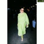 Kangana Ranaut Instagram - Ladies and lads, this is a Sartorial masterclass. #Kangana wears the colour of the season(neon) like the only way she can. . . *Credits* Outfit: @amishakotharilabel Pearls and Uncut Diamond Chaand Balis Footwear: @fizzygoblet Bag: @givenchyofficial
