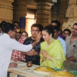 Kangana Ranaut Instagram - Kangana Ranaut is an ardent Shiv Bhakt. Here, she was spotted at Somnath Temple, Gujarat offering her prayers to Shiv Ji. AV Courtesy: @shrisomnathtemple Trust