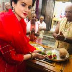 Kangana Ranaut Instagram - Om Shri Krishnaya Namah! #KanganaRanaut offers prayers in the Dwarkadeesh Temple in the Holy city of Dwarka, Gujarat. 🙏🙏 . . . Outfit: @theloom.in Antique Gold and Uncut Diamond Pearl Jewellery