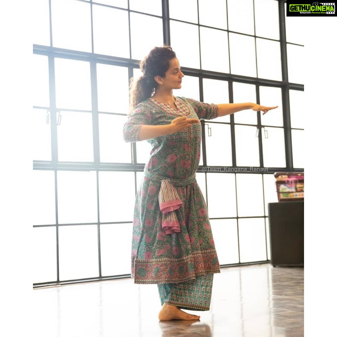 Kangana Ranaut Instagram - Prepping to perfection, #KanganaRanaut during Bharatnatyam practice this morning for Jayalalithaa's Biopic, #Thalaivi! 💃💃 . . . . . PC: @_sanu313_