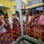 Kangana Ranaut Instagram - The power of meditation: Kangana with Sadhguru ji and Juhi ji at Kashi Vishwanath in Varanasi.