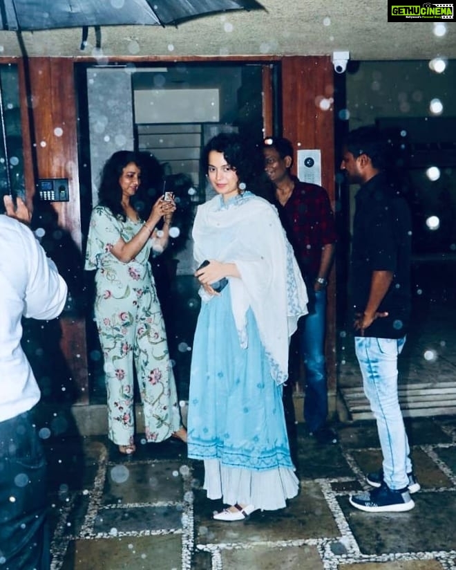 Kangana Ranaut Instagram - She never ceases to captivate all of us with her beauty and serenity. ♥️ . . Here, #KanganaRanaut spotted later this evening at #Manikarnika's producer, Kamal Jain's office. Juhu, Mumbai
