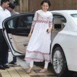 Kangana Ranaut Instagram – It’s an easy-breezy day for #KanganaRanaut — she is brushing her Bharatnatyam skills for Thalaivi. The preparations for the film are in full swing for a grand song with more than 100 dancers! Very eager to see it on the silver screen. 😍🤩