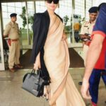 Kangana Ranaut Instagram - Sari + trench = 🔥🔥🔥🔥🔥 (tap for credits) . . Trench: Givenchy Bag: Prada Sari: Kolkatta Cotton Sari Photos: @varindertchawla