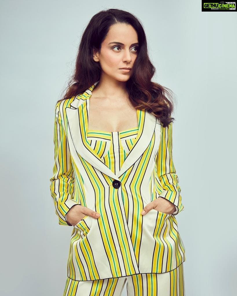 Kangana Ranaut Instagram - Corporate but make it fashion 😎 . . . Wearing @shop_alexis Styling: @stylebyami @mala_agnani Hair : @hairbyhaseena Make up : @chettiaralbert Photographer : @ajay.shoots.spaces