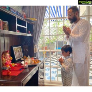 Kareena Kapoor Instagram - Celebrating Ganesh Chaturthi with the loves of my life and Tim Tim’s cute little clay Ganpati 🥰

Happy Ganesh Chaturthi 🙏🏼❤️