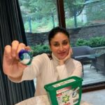 Kareena Kapoor Instagram - I love things that make my life easy, just like this small but powerful @ariel.india's new 3in1 PODs. This tiny capsule helps clean, lift stains, brighten clothes, and makes them smell absolutely incredible. What’s not to love?? 😍 I have upgraded the way I do laundry! #DoYouPOD #ArielPODs