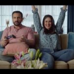Kareena Kapoor Instagram - Gaming is a fine art ... it's very technical!! 🎮 Let's see who wins this one!! 😏😏 Level up your gaming experience with the all new OLED AI ThinQ by @lg_india Powered by Self-Lit Pixels which makes gaming more realistic. #LGOLED #BestTV #GalleryDesign #SELFLIT #LG #OLEDTV #BestTVforGAMING