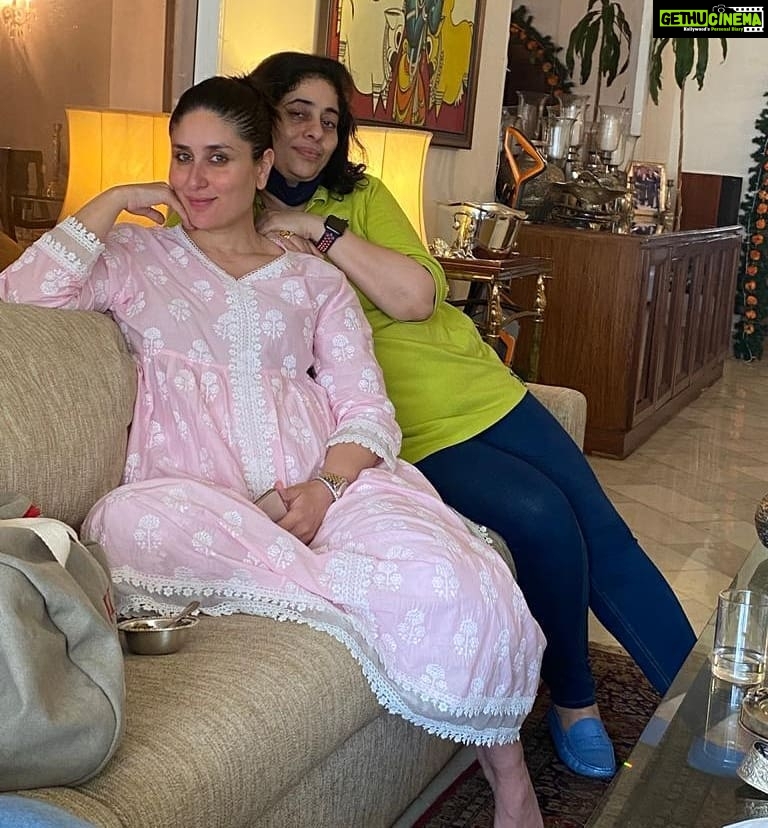 Kareena Kapoor Instagram - Happy birthday Tashuuuuu... love you lots... everyone’s angel... Big hug @nandanitasha ❤️❤️🎈