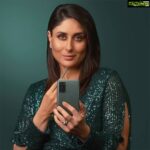 Kareena Kapoor Instagram – The Powerphone series in two stunning hues deserves two stunning looks by me. This is my Mystic Green look inspired by the #GalaxyNote20Ultra 5G (Ready). 

Tag @samsungindia and tell me which one you like more – Mystic Bronze or Mystic Green?