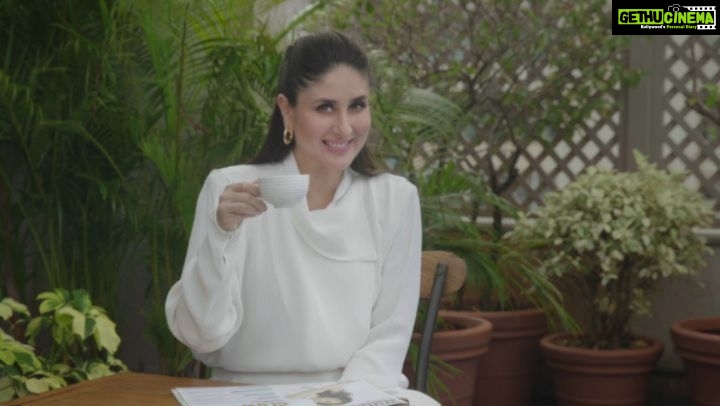 Kareena Kapoor Instagram - It’s the ultimate pure & farm fresh goodness. It’s nothing but the best for me! Find out how @prideofcowsindia is my pride & joy. #KareenaKapoorforPrideofcows #KareenaMeetsPureLove #PrideOfCows #MilkFullOfLove #PrideOfCowsCurd #CurdFullOfLove #PrideOfCowsGhee #GheeFullOfLove
