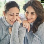 Kareena Kapoor Instagram - Twinning in the softest UNIQLO Fleece jackets! @uniqloin Get this warmth at home, order from online.uniqlo.in #sisterlove #uniqloindia #staywarm #loveinfleece #twinning