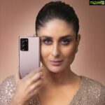 Kareena Kapoor Instagram - Hey guys, checkout my Mystic Bronze look inspired by the new #GalaxyNote20Ultra With the power to work and play, from now on I’ll be #WFN – Working from Note. Follow @samsungindia to know more. #GalaxyNote20Ultra 5G #Samsung