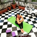 Kareena Kapoor Instagram - Back at my most favourite spot…My yoga Mat❤️with my favourite girl…long road ahead but we can do this 💪oh!is that my car at the back?🐷 @anshukayoga