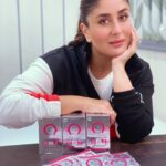 Kareena Kapoor Instagram - Naturamore, my favorite daily nutritional partner has just launched convenient sachet packs that help make my pre and post workout nourishment really easy... Ab raho andar se fit on the go! 💪🏼 #Naturamore #NaturamoreSachets #Onthegonutrition #Easytocarry @naturamore_muchmorefromnature