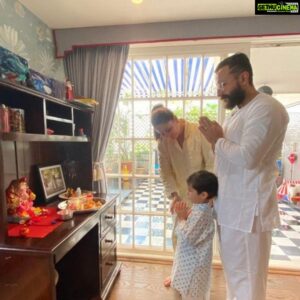 Kareena Kapoor Instagram - Celebrating Ganesh Chaturthi with the loves of my life and Tim Tim’s cute little clay Ganpati 🥰

Happy Ganesh Chaturthi 🙏🏼❤️