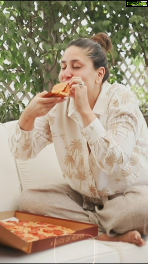 Kareena Kapoor Instagram - Here's an interesting thing you guys βkneadβ to know about me π When I was pregnant... I was a pizza-guzzling girl who would demolish one pizza after another and my friends would just watch in disbelief ππ»ββοΈππ I've captured this and more of my pregnancy journey in my book. The pre-order link is in my bio βΊ P.S. I still am a HUGE pizza aficionadough π #AsYouCanSee π #5DaysToGo #Reels #ReelItFeelIt