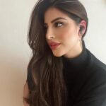 Karishma Kotak Instagram - "Smoky, elegant and moody! Not just me, but @nothing ear (1) black too! Get yours now on @Flipkart #Nothing #ear1black"