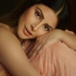 Karishma Kotak Instagram – Casually catching light 💡 
@nimishjainphotography