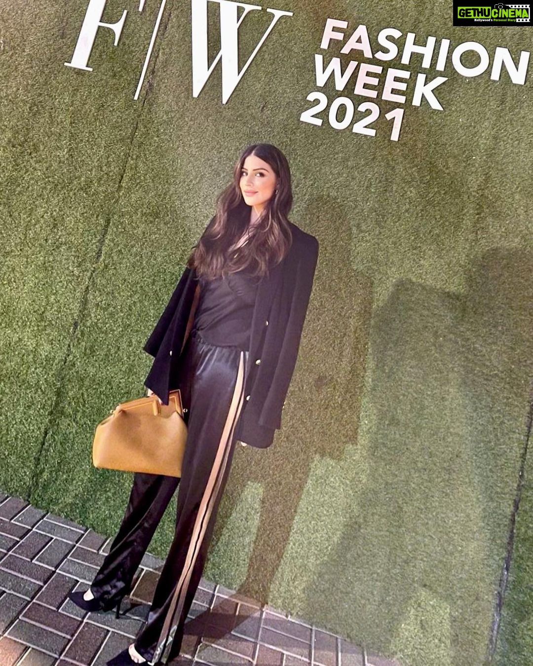 Karishma Kotak Instagram - Always celebrating you @vimijoshi On heading yet another fantastic @fashionweekdxb #followyourdreams Dubai, United Arab Emiratesدبي