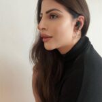 Karishma Kotak Instagram – “Smoky, elegant and moody! Not just me, but @nothing ear (1) black too! 

Get yours now on @Flipkart

#Nothing #ear1black”