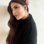 Karishma Kotak Instagram - "Smoky, elegant and moody! Not just me, but @nothing ear (1) black too! Get yours now on @Flipkart #Nothing #ear1black"