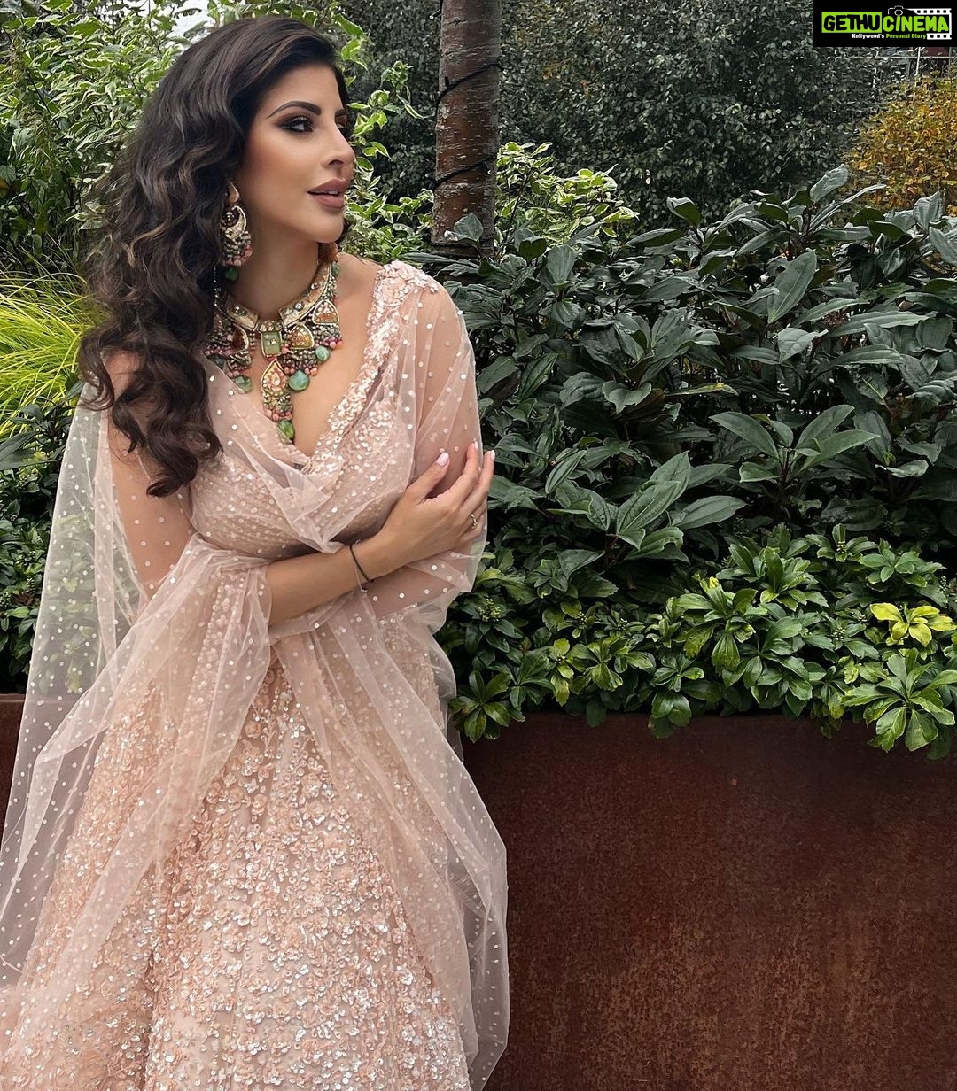 Karishma Kotak Instagram - Thank you @fatinhasadomua for having me as your muse!!! Outfit by @frontierraas Hair by @hairbyelsa_