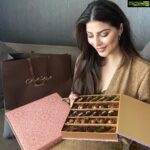 Karishma Kotak Instagram – Make your gifting memorable with @bateelgourmet this Diwali. Celebrate the beautiful tradition with friends and family with exclusively designed gifts available at bateel.com/en/occasions/diwali. Discover my favourite Rose Gold collection. Let me know what’s yours? #diwali #ad