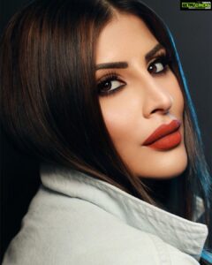 Karishma Kotak Instagram - When in doubt -wear red 💋 A New day a new shoot 📸 With the lovely @thereallubnarafiq for @viseartofficialindia shot by @urbandecayvisuals @masha_bandara