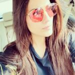 Kashish Singh Instagram - Hold on.......🖐 हमें बनाने वाला नहीं समझ पाया तुम क्या समझोगे✌🏼🤘🏻🤫🙄🤩😂😅🙈 #hair #sun #selflove #mindyourownbusiness #positivevibes #bellavitakashish 💫