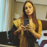 Kashish Singh Instagram - Objects in mirror are closer than they appear…..#mirrorselfie #mirrorselfies #loveyourself #bellavitakashish 🤎🖤 Apni Alag Duniya Mein.