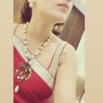 Kashish Singh Instagram - Me doing me 😀😅😎 #sareelove #sareelover #bellavitakashish 🤍❤️🤍