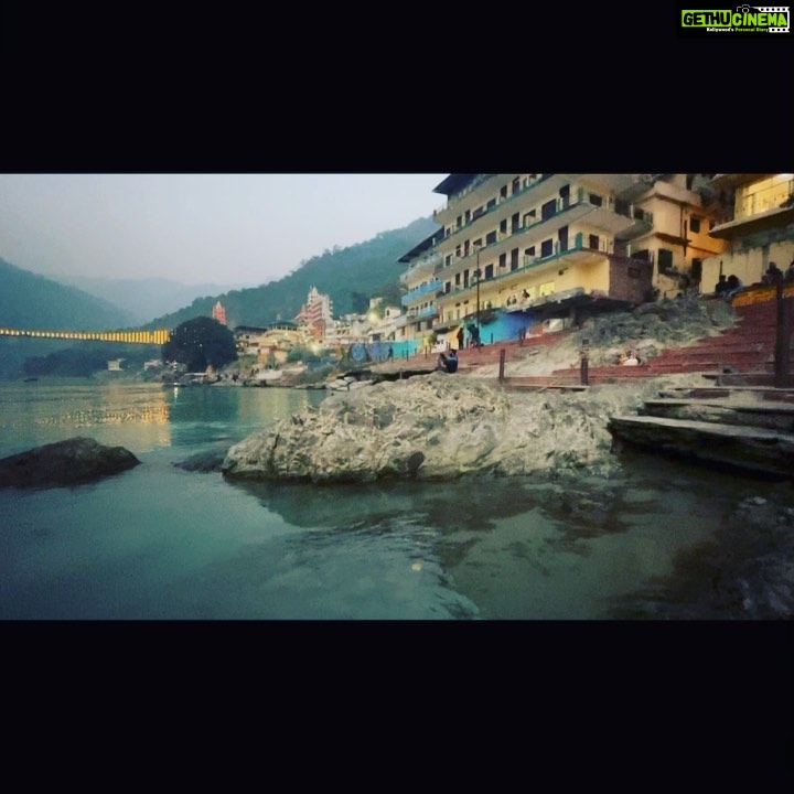 Kashish Singh Instagram - This is one of those kirtans which makes you want to get up on your feet and dance your heart away. Makes you forget that youβre in the material world or if people are watching you. Just raise your hands and join in the sankirtana ππ»ππ» #harekrishna #krishnalove #radheradhe #radhekrishna #ganga #rishikesh @bhagavadgitachanting ππ»ππ» Rishikesh