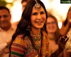 Katrina Kaif Instagram - Mehendi Taa Sajdi Je Nache Saara Tabbar! 🕺🏽💃✨
