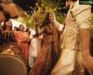 Katrina Kaif Instagram - Mehendi Taa Sajdi Je Nache Saara Tabbar! 🕺🏽💃✨
