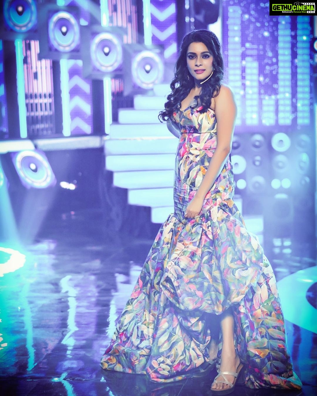 Keerthi shanthanu Instagram - #Rockstar #StarToRockstar live from today on @zeetamizh Every Sunday 7.30pm π€ Back on stage with this bundle of energy my thozhaaa @rjvijayofficial π€ If u want a lilβ fairytale feel with some drama in ur outfit @suresh.menon is the go to person π§ββοΈ Earring @rimliboutique Photography @tall_shooter @storiesbysidhu Retouched by @dhanush_manohar_photography