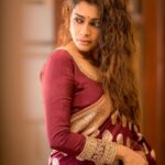 Keerthi shanthanu Instagram – 💥The vintage combo⚜️✨
Beautiful Banarasi silk saree from @mayukhafabs 💥 @dheepaprabhu 
Lovely embroidered blouse by @anjushankarofficial  @_anjushankar_ 
Man behind the lens 📸 @camerasenthil 💥✨
Hairstylist @tangled_by_ila