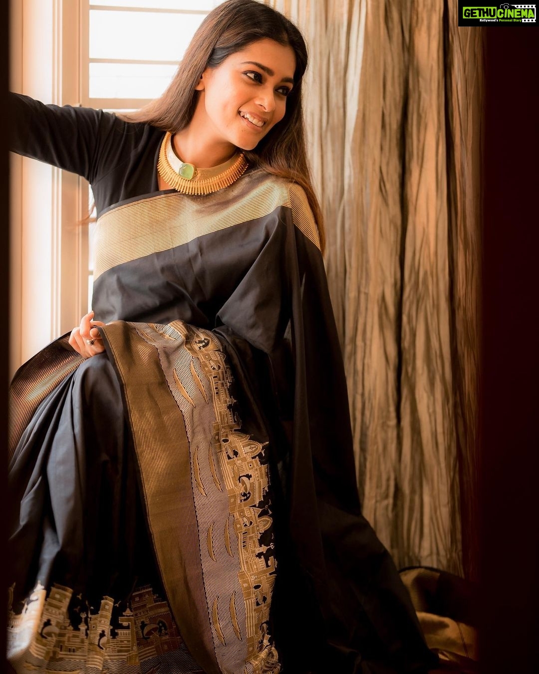 Keerthi shanthanu Instagram - Gold&Black π€π« A #mayukhaexclusive #purebanarasisilk saree @mayukhafabs @dheepaprabhu β¨ Lovely neckpiece & styling by my dear @rajianand β¨ πΈ @camerasenthil β¨ Hairstylist @tangled_by_ila