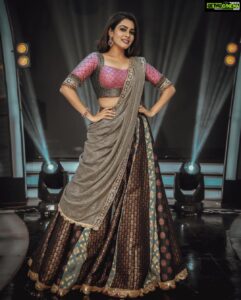 Keerthi shanthanu Instagram - #Ayudhapuja special on @zeetamizh at 1.30pm today #RakitaRakita 🤩 Gorgeous outfit by @studio149 💖 Jewellery @rimliboutique ✨ Photography @storiesbysidhu 🤩 Hairstylist @mani_hairstylist @rjvijayofficial