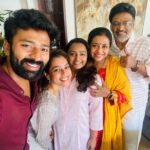 Keerthi shanthanu Instagram – Pongalo Pongal🌾🌸
@shanthnu @poornimabhagyaraj @sharanyabhagyaraj