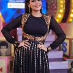 Keerthi shanthanu Instagram - Today’s look for #Juniorsuperstars at 6.30 pm @zeetamizh 🖤 #blackgold 🖤✨ Outfit : @rehanabasheerofficial 📸 @teamcreators #zeetamil #zeetv